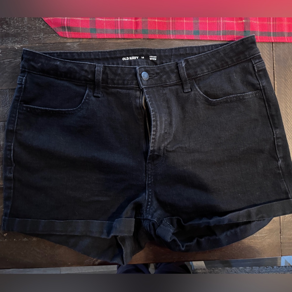 Old Navy size 14 high rise black denim shorts
Great condition